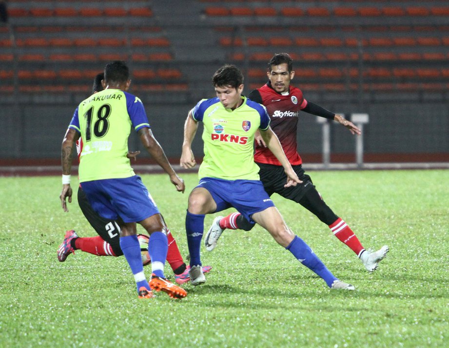 INDRA Putra (kanan) mengekang pemain PKNS FC pada aksi pemanas badan menjelang saingan Liga Super 2018 di Stadium Kuala Lumpur baru-baru ini. Foto file