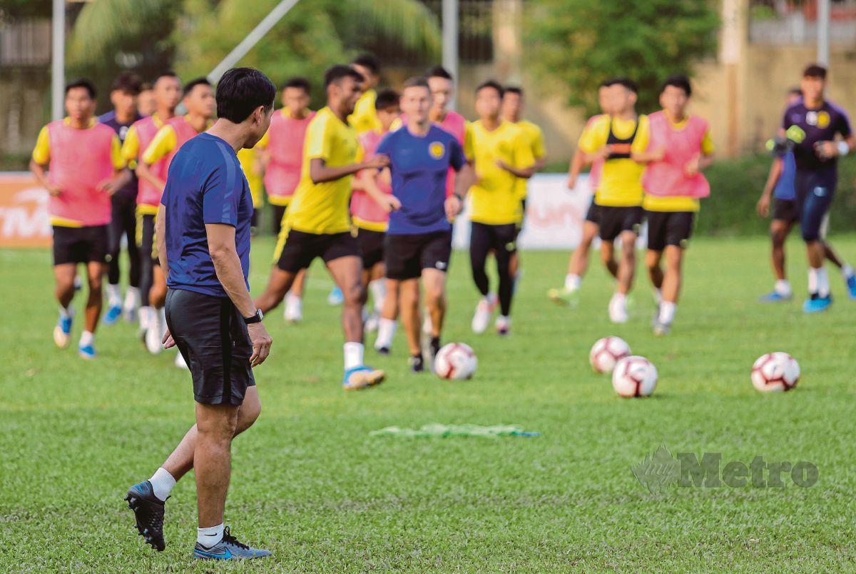 Tan Cheng Hoe memerhatikan latihan skuad kebangsaan. FOTO File NSTP