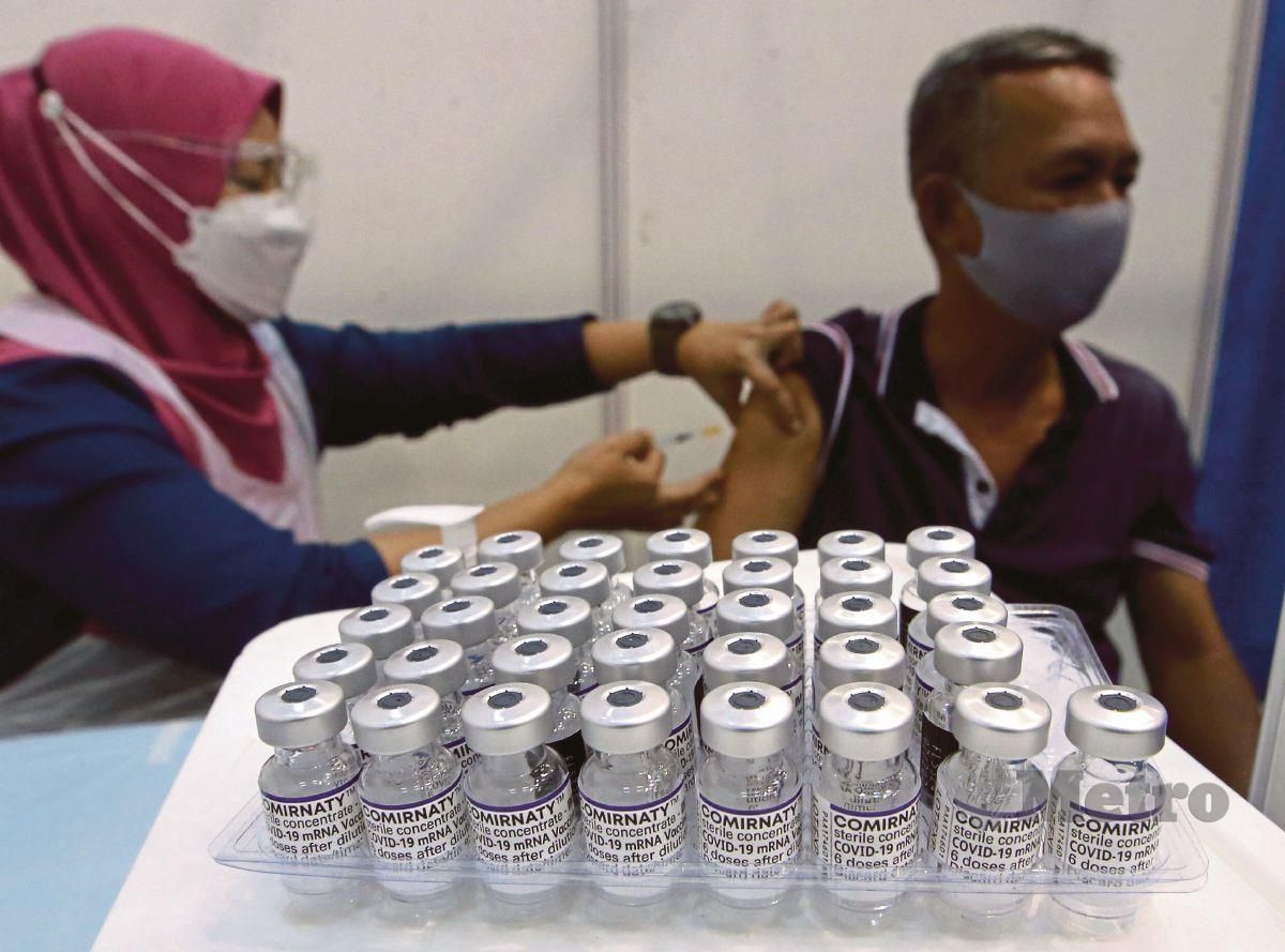 PETUGAS perubatan memberikan suntikan vaksin Covid-19 dos penggalak Comirnaty kepada penerima di PPV Offsite Tapak Ekspo Seberang Jaya, 3 Januari lalu. FOTO Danial Saad