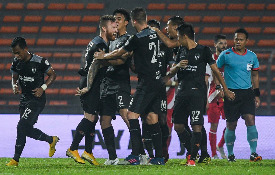 PEMAIN Terengganu FC, Lee Andrew Tuck (tengah) meraikan jaringan bersama rakan sepasukan ketika menentang Kuala Lumpur pada aksi Kumpulan A Piala Malaysia di Stadium Bola Sepak Kuala Lumpur Cheras. FOTO Bernama