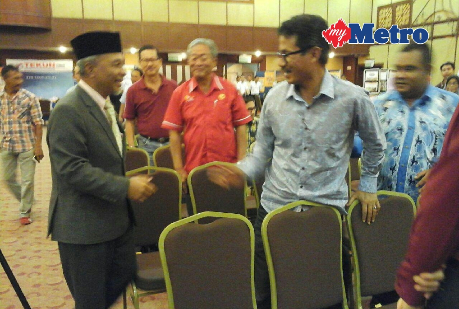 Datuk Bandar Alor Setar, Datuk Mohd Zohdi Saad (kiri) beramah mesra dengan peniaga yang hadir dalam Townhall Bersama Datuk Bandar dan Pengurusan Atasan di Dewan MBAS, pagi tadi. FOTO Rahmat Othman