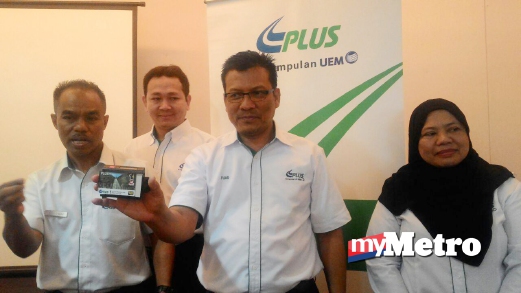 KETUA Pegawai Operasi PLUS Malaysia Berhad Mohamad Fuad Khusairi (tengah) menunjukkan SmarTAG dan kad Plus Miles Touch N Go yang akan digunakan nanti di kedua-dua Plaza Tol itu. FOTO Muhaamad Hafis Nawawi