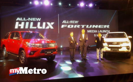 Presiden UMWT, Datuk Ismet Suki (Kanan) melancarkan Toyota Hilux dan Fortuner serba baru, hari ini. FOTO Lizam Ridzuan