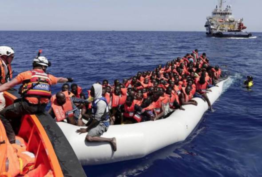 SEKUMPULAN pendatang dari Afrika diselamatkan ketika cuba menyeberangi Laut Mediterranean dengan menaiki bot getah. 