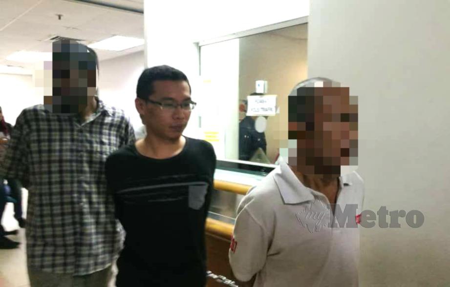 TERTUDUH, Luqman Hakim Yusof, 24, (tengah), dihukum penjara sehari dan denda RM1,000 selepas mengaku bersalah mencuri durian Musang King, 1 Jun lalu. FOTO Siraj Mohd Zain