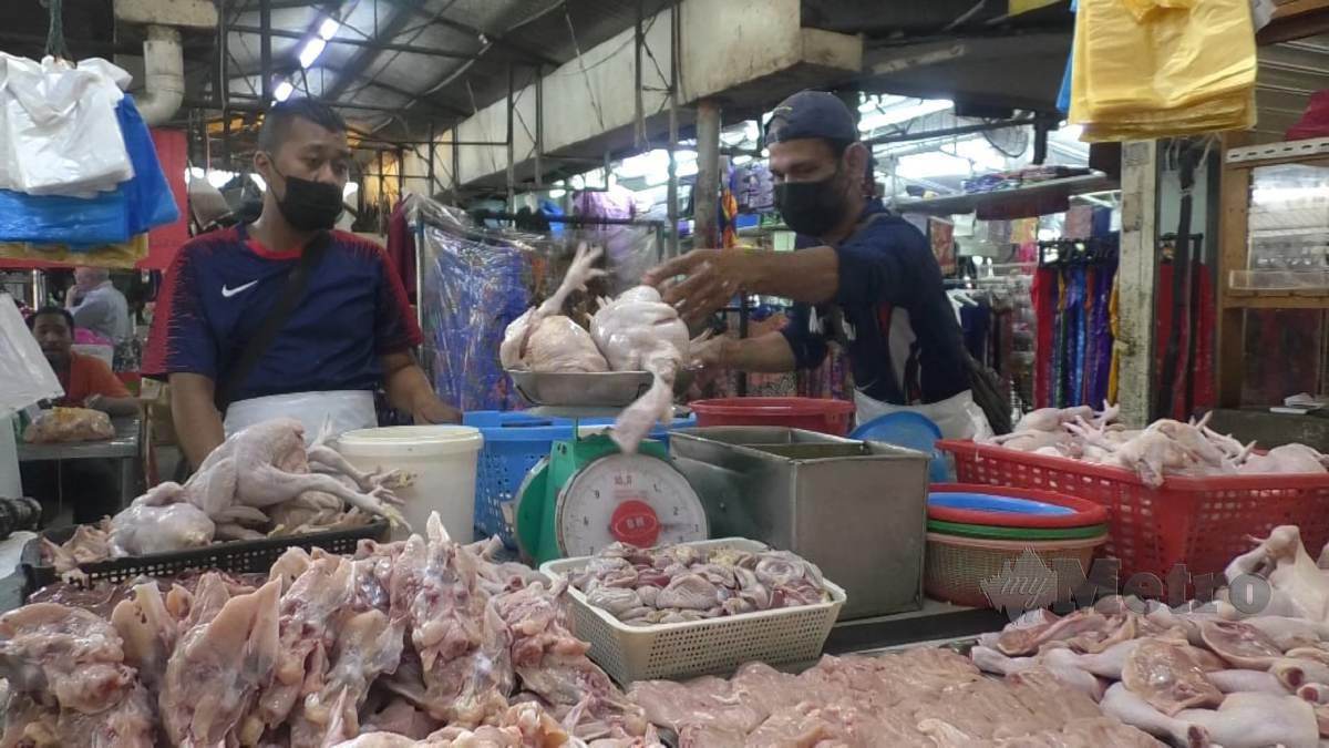 Peniaga ayam di Pasar Awam Pulau Tikus di sini, mendakwa dikenakan caj tambahan antara 60 sen hingga 80 sen oleh pembekal bagi setiap sekilogram ayam yang dihantar. FOTO ZUHAINY ZULKIFFLI