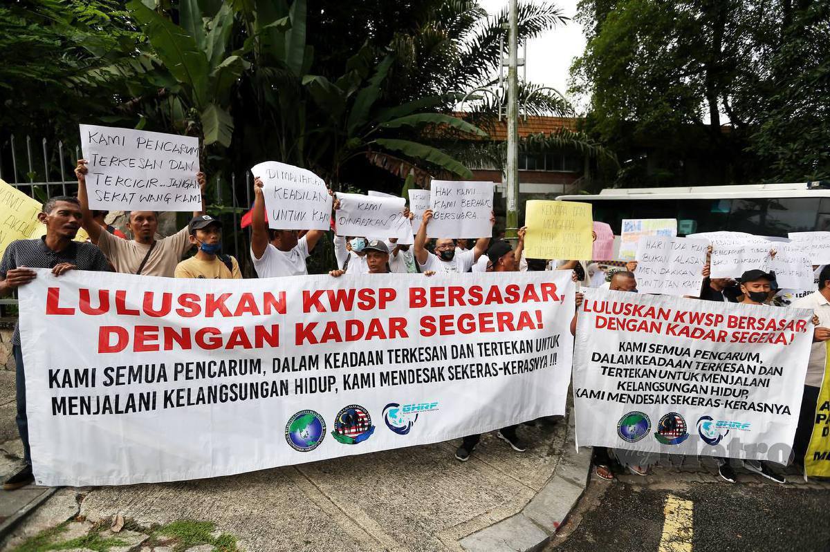 Pertubuhan Gagasan Inovasi Rakyat Malaysia (PGIRM) serah memorandum kebenaran pengeluaran Akaun 1 kepada Ahli-Ahli Parlimen dan Bersolidariti secara aman di pintu masuk Parlimen. FOTO SAIFULLIZAN TAMADI 
