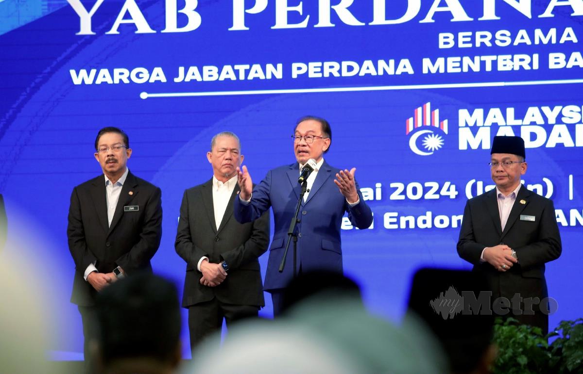 Perdana Menteri, Datuk Seri Anwar Ibrahim ketika berucap di majlis Perjumpaan Bersama Warga Jabatan Perdana Menteri Bagi Bulan Julai Tahun 2024 di Putrajaya. FOTO MOHD FADLI HAMZAH