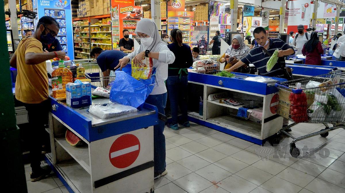 Orang ramai membeli belah di pasar raya sekitar Shah Alam bagi mendapatkan barang keperluan harian. FOTO FAIZ ANUAR