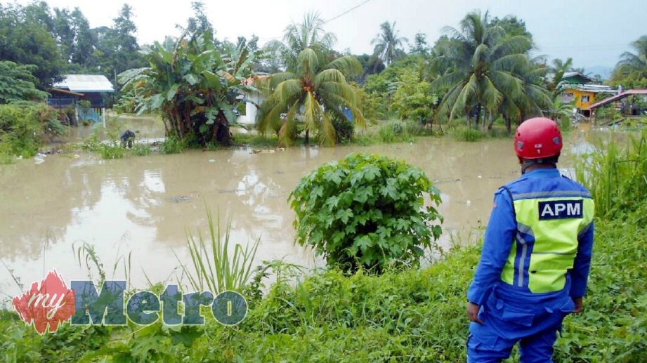 ANGGOTA Angkatan Pertahanan Awam Malaysia (APM) memantau kawasan yang dinaiki air banjir, di 17 kampung di daerah Kota Belud selepas hujan lebat selama empat jam. FOTO Ihsan APM