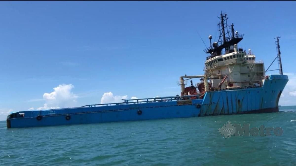 APMM menahan sebuah kapal tunda berdaftar di Panama yang didapati bersauh tanpa kebenaran di kedudukan 8.3 batu nautika, timur Tanjung Balau, Kota Tinggi, semalam. FOTO Ihsan APMM