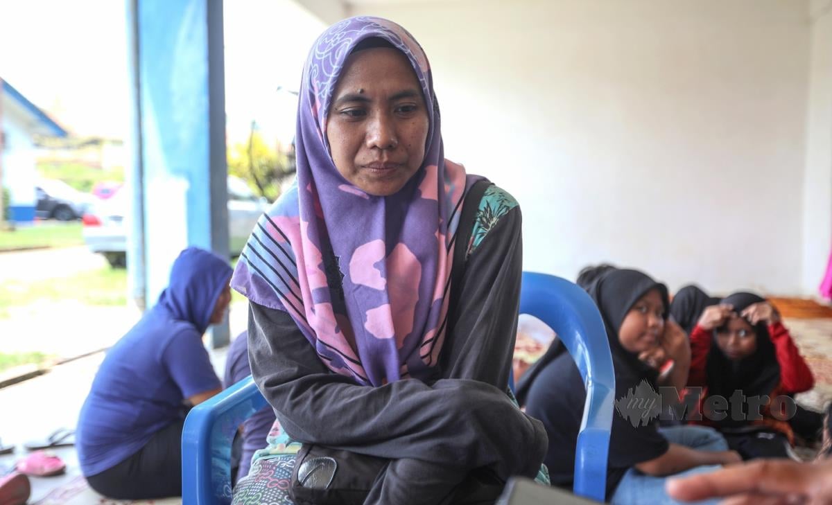 Siti Aisyah Eiyi, 39 kelihatan sayu selepas kakaknya, Azizah salah seorang mangsa yang meninggal dunia selepas dihanyutkan dalam kejadian kepala air di Jeram Mawar, Air Putih ketika ditemui di Balai Polis Air Putih. FOTO GHAZALI KORI