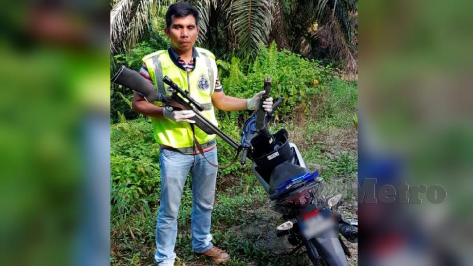 ANGGOTA Pasukan Gerakan Am (PGA) bersama motosikal dan senapang angin yang dirampas daripada suspek dalam cubaan seludup motorsikal curi  ke sempadan Malaysia-Indonesia. FOTO Ihsan PGA
