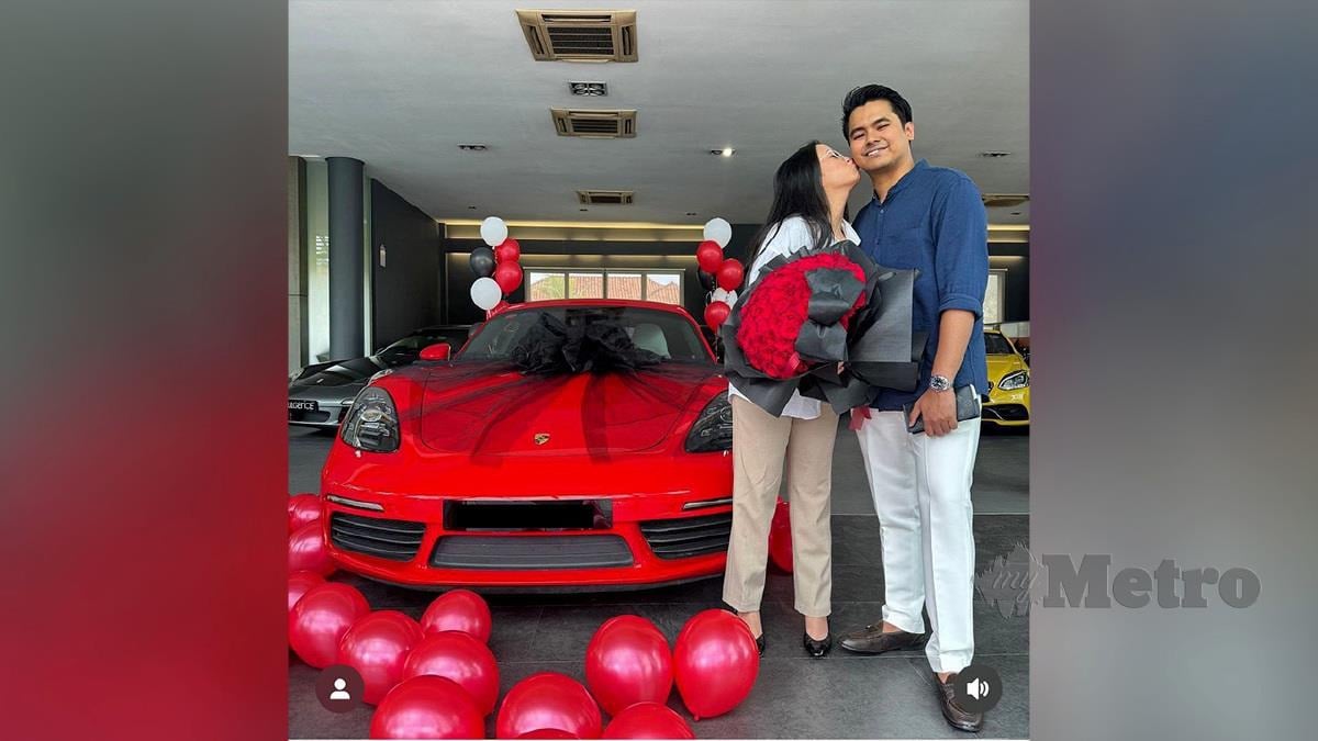 Ariff Bahran bersama isteri dan kereta mewah yang dibeli