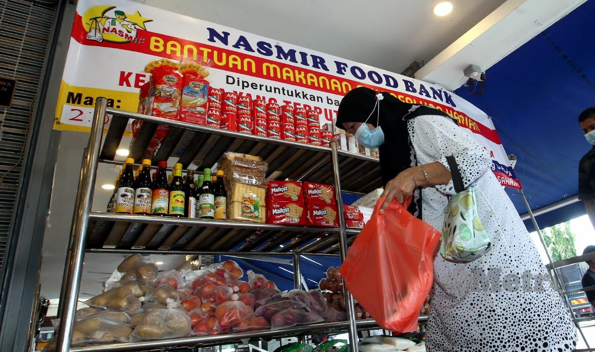 Antara yang hadir mengambil barangan keperluan pada program Nasmir Food Bank di Restoran Nasi Kandar Nasmir di Auto City, Juru. FOTO DANIAL SAAD