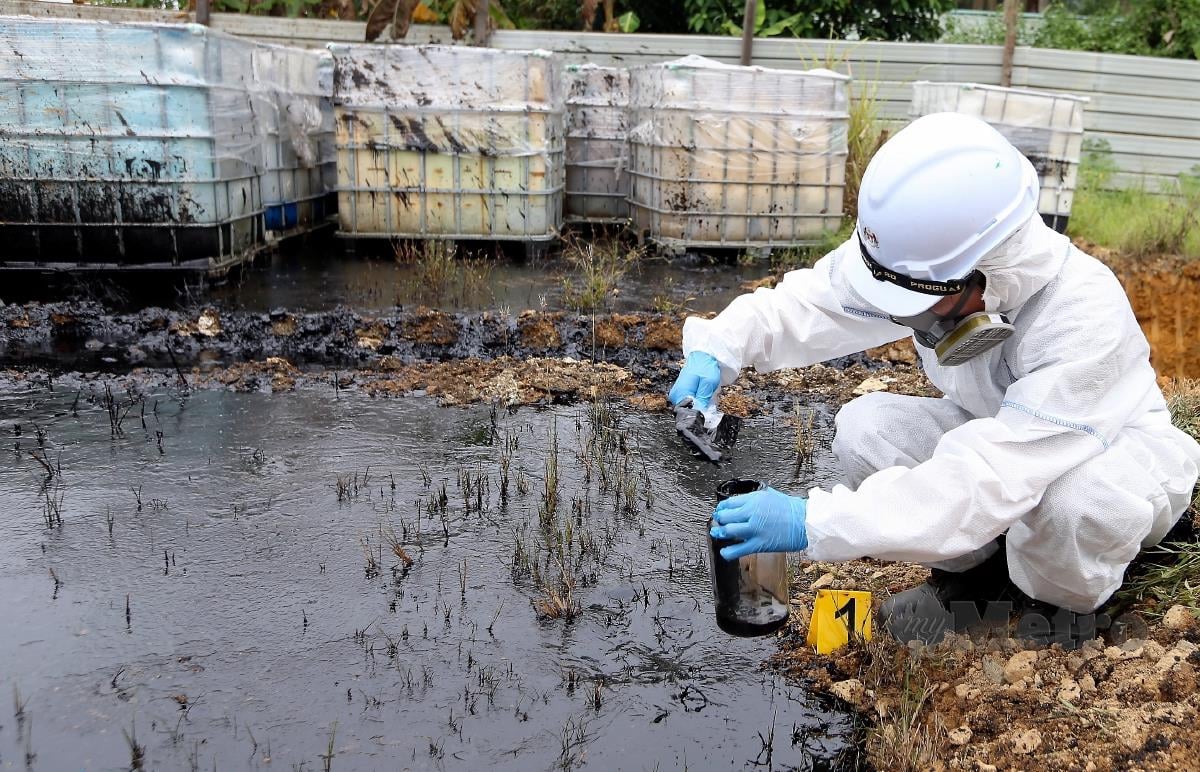 Pegawai Jabatan Alam Sekitar (JAS) mengambil sampel tumpahan bahan kimia sebuah stor haram di Kampung Baru Sengkang, Kulai, Johor. FOTO NUR AISYAH MAZALAN