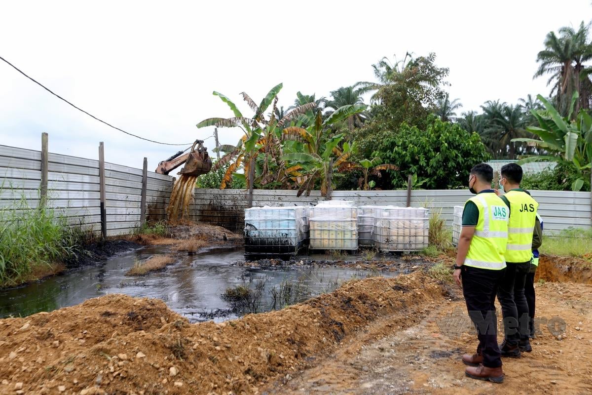 Pegawai Jabatan Alam Sekitar memantau di lokasi punca tumpahan dipercayai  bahan kimia di Jalan Besar, Kg Baru, Sengkang, Kulai. FOTO NUR AISYAH MAZALAN