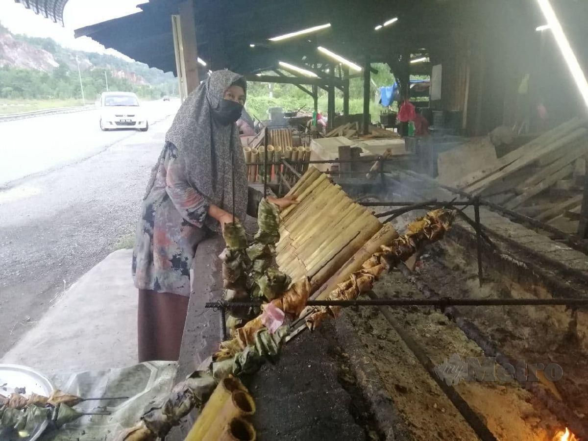 Zabidah Ismail,51, resah memikirkan nasib perniagaan lemangnya yang terjejas susulan pelaksanaan Perintah Kawalan Pergerakan (PKP) 3.0. FOTO ZATUL IFFAH ZOLKIPLY