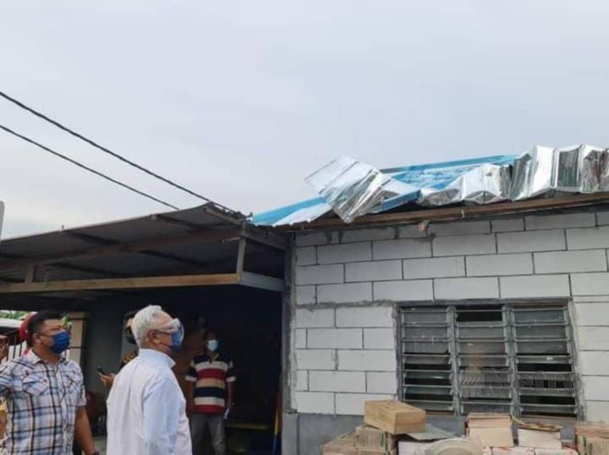 Ahli Parlimen Tanjong Karang Tan Sri Noh Omar melawat beberapa rumah yang dilanda ribut di Blok P Sawah Sempadan dan Kampung Sungai Yu, kelmarin. FOTO IHSAN NOH OMAR