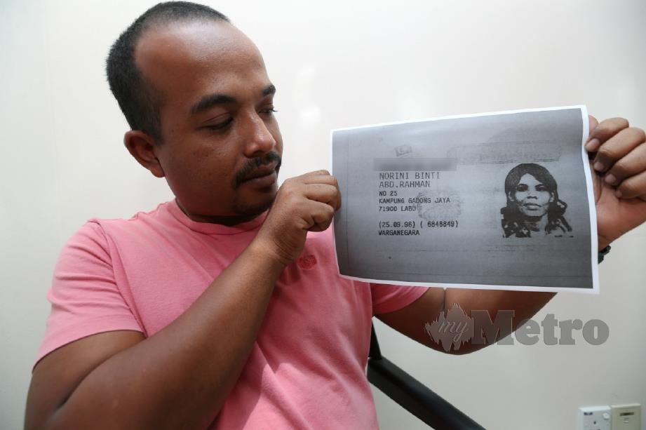 MOHD Riduan Salleh, 34 menunjukkan potret ibu saudaranya, Norini Abd Rahman, 65, yang hilang sejak 15 tahun lalu bagi menyelesaikan proses pembahagian harta pusaka ketika ditemui di pejabat NSTP, Kemayan Square, Seremban. FOTO Iqmal Haqim Rosman