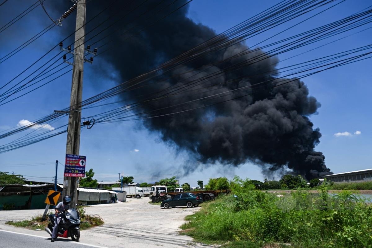 KEADAAN kebakaran kilang plastik di Bangkok, Thailand. FOTO AFP