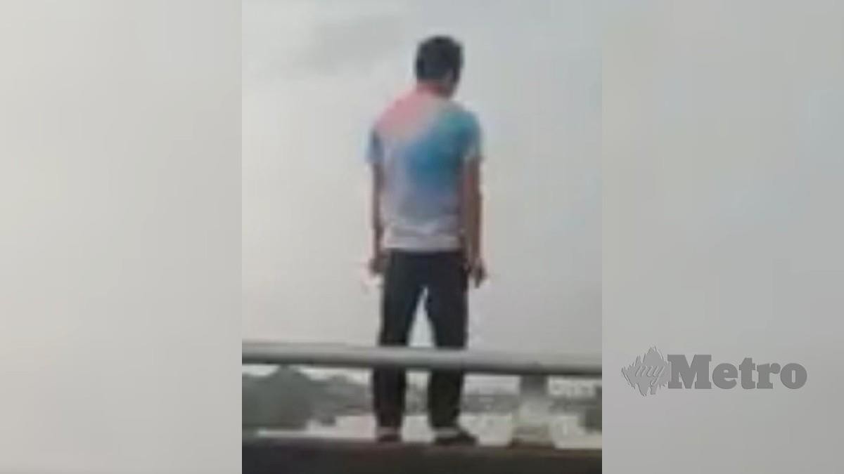 Tangkap layar lelaki cuba bunuh diri daripada Jambatan Sultan Mahmud sebelum berjaya diselamatkan orang awam. FOTO IHSAN PEMBACA