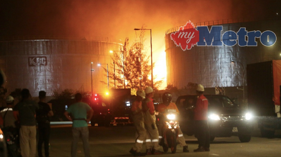KEADAAN kebakaran tangki minyak mentah milik Kemaman Bitumen Company  yang terbakar di kawasan Perindustrian Teluk Kalong sejak petang tadi. FOTO Ghazali Kori