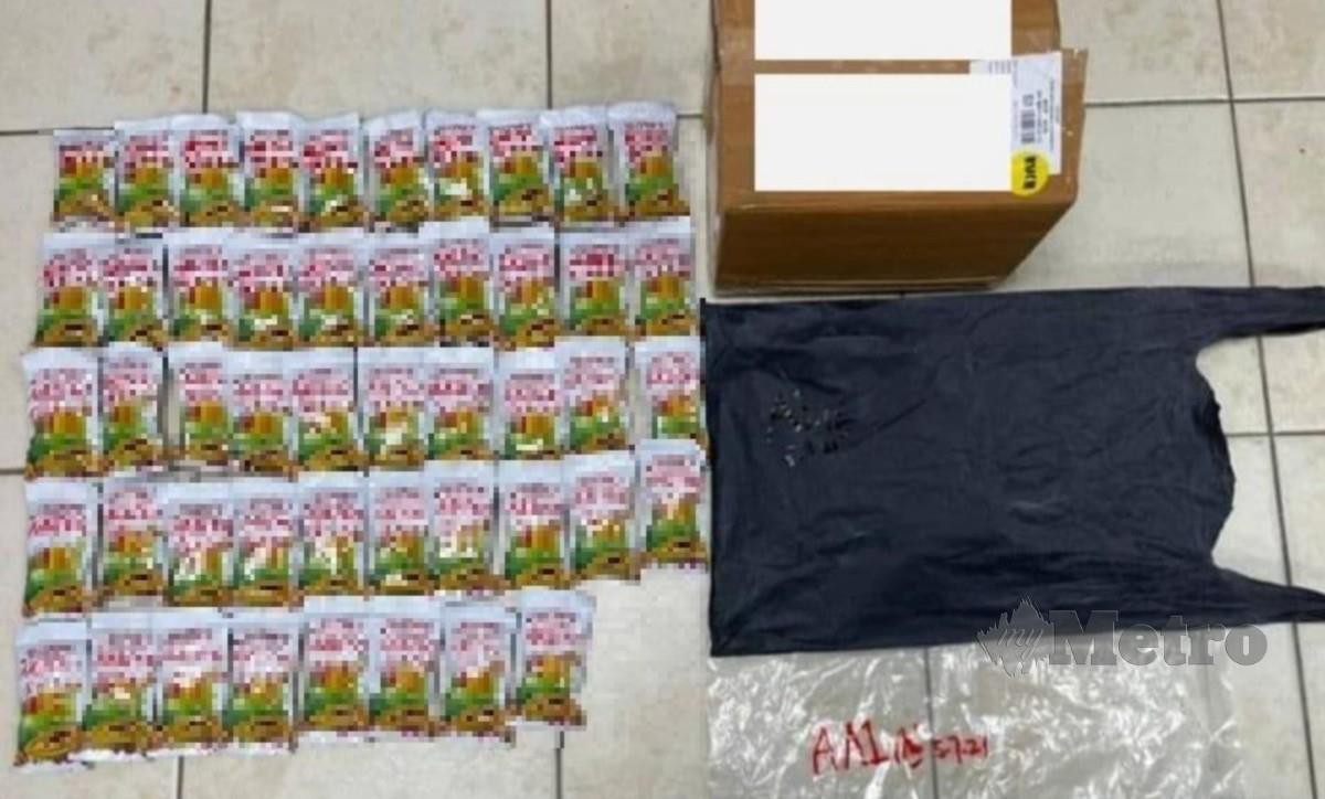 Jabatan Kastam Diraja Malaysia (JKDM) Sarawak mengagalkan cubaan menghantar 48 paket serbuk jus dadah jenis ekstasi seberat 2,343 gram bernilai RM 140,580 menggunakan perkhidmatan bas di terminal bas Kuching Sentral, petang semalam. FOTO NORSYAZWANI NASRI