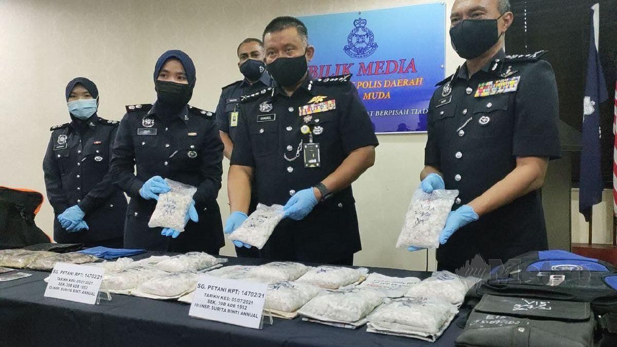 Ketua Polis Kedah, Datuk Kamarul Zaman Mamat (dua dari kanan) menunjukkan dadah jenis heroin yang dirampas dari seorang lelaki yang ditahan bersama isteri, ibu mentua dan adik iparnya di dua lokasi berasingan di Kuala Muda dan Kulim. FOTO ZULIATY ZULKIFFLI