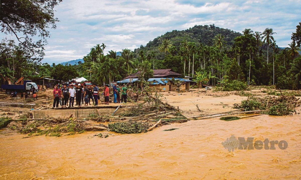 Keadaan jambatan yang runtuh di Kampung Iboi selepas dilanda banjir lumpur kelmarin. FOTO LUQMAN HAKIM ZUBIR