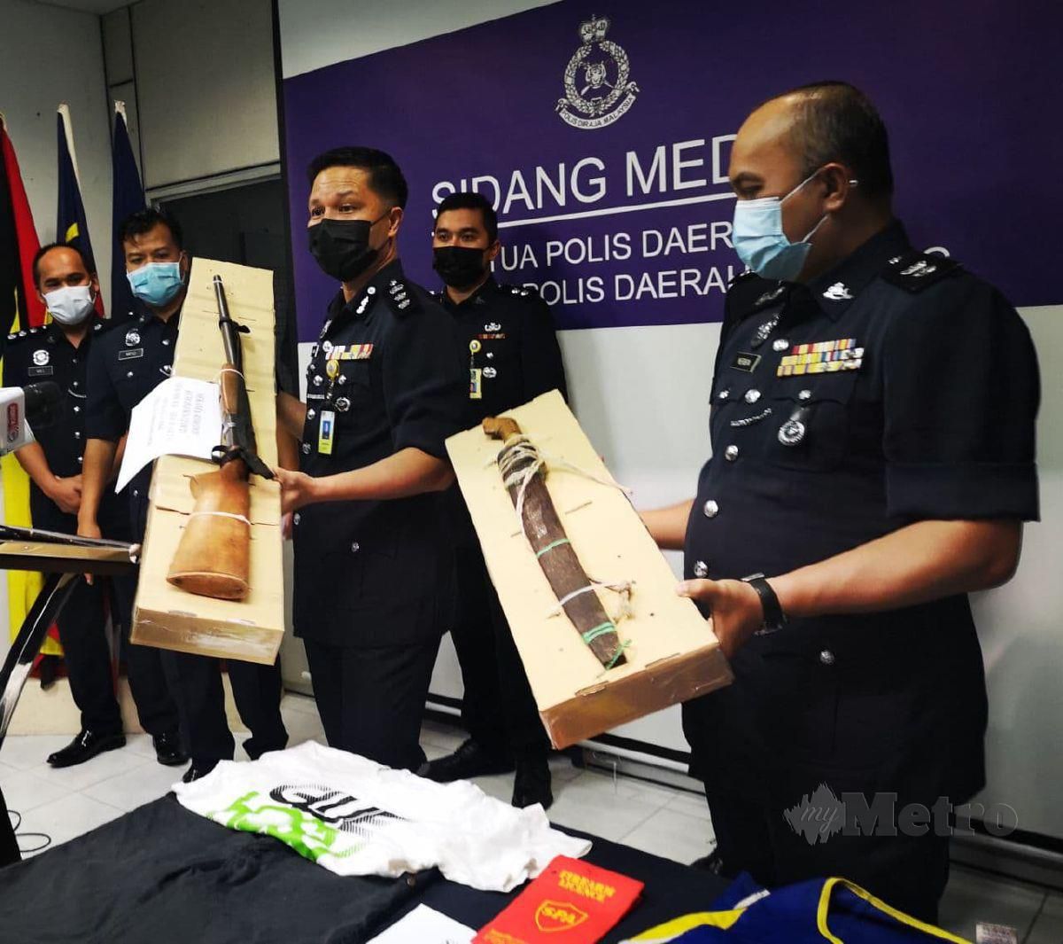 Ketua Polis Daerah Kuching, Asisten Komisioner Ahsmon Bajah (dua dari kanan) dan timbalannya Superintendan Merbin Lisa menunjukkan senjata yang dirampas dari kedua-dua suspek. FOTO MOHD ROJI KAWI