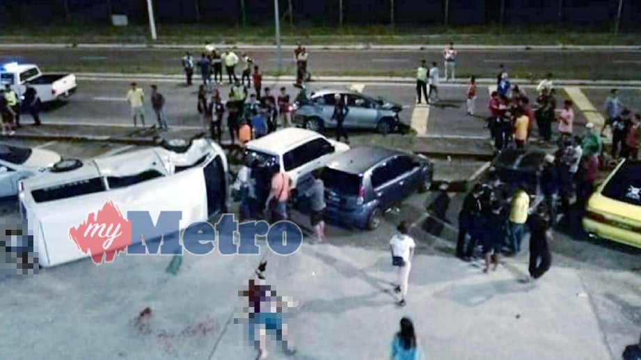 EMPAT maut manakala dua cedera dalam kemalangan membabitkan empat kenderaan di Jalan Chong Thien Voon, Tawau 1.15 pagi tadi. FOTO Ihsan pembaca