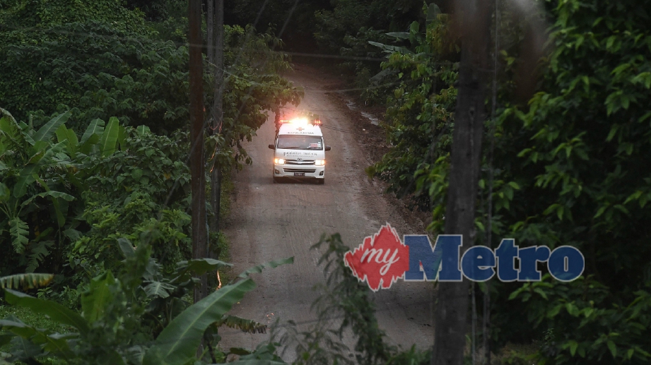 AMBULANS membawa keluar mangsa terperangkap dalam gua dinaiki air. FOTO AFP