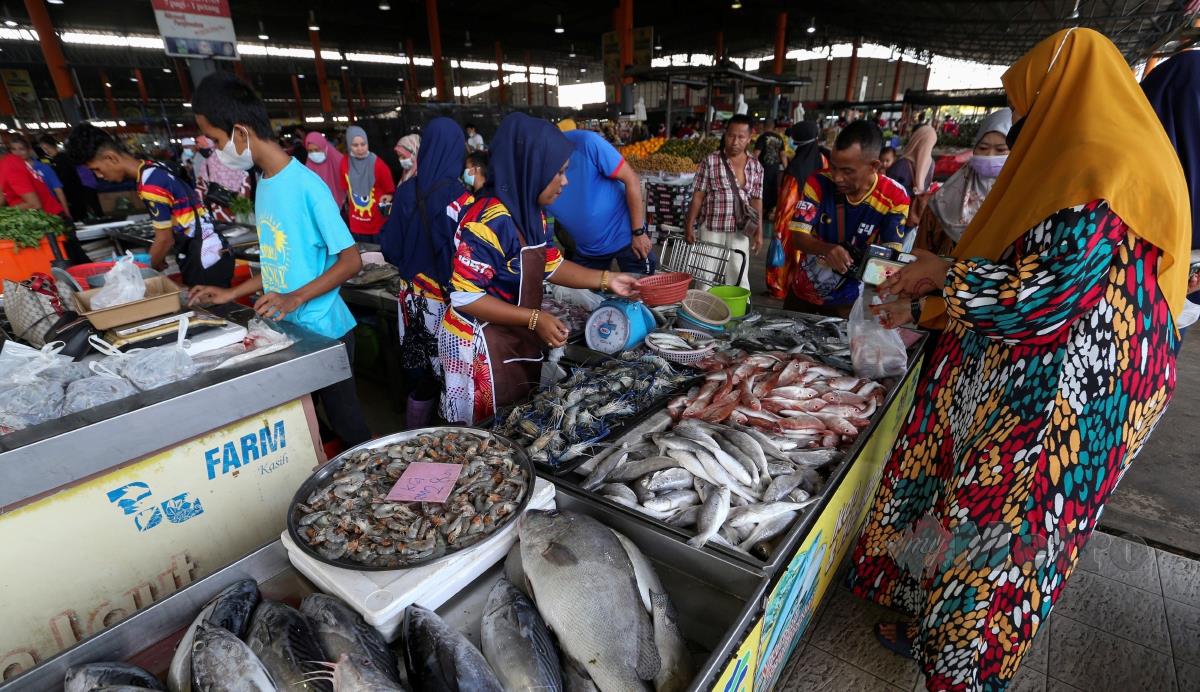 Tinjauan di Pusat Transformasi Luar Bandar (RTC) Tunjong mendapati orang ramai mengunjungi pasar itu seawal jam 7 pagi untuk membeli barangan basah seperti ayam, daging dan sayur-sayuran. FOTO NIK ABDULLAH NIK OMAR