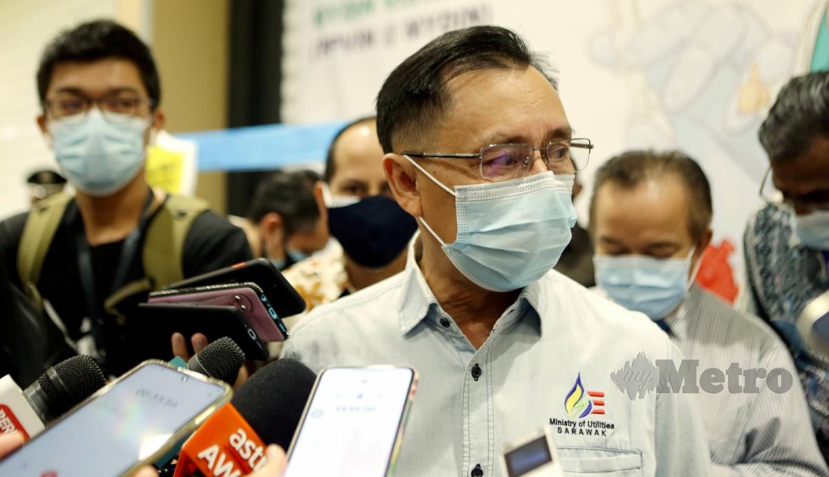 Menteri Utiliti Sarawak Datuk Stephen Rundi Utom (tengah) menjawab soalan dari pengamal media selepas melawat Pusat Vaksinasi Covid-19 anjuran Mydin, dan Sarawak Energy Berhad di Mydin Petra Jaya Kuching. FOTO NADIM BOKHARI