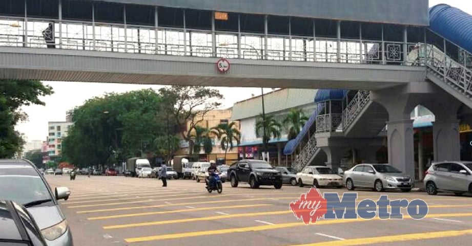 MASIH ada pejalan kaki yang sanggup mengambil risiko melintas jalan tanpa menggunakan jejantas yang telah disediakan di Jalan Tun Ismail. FOTO Asrol Awang