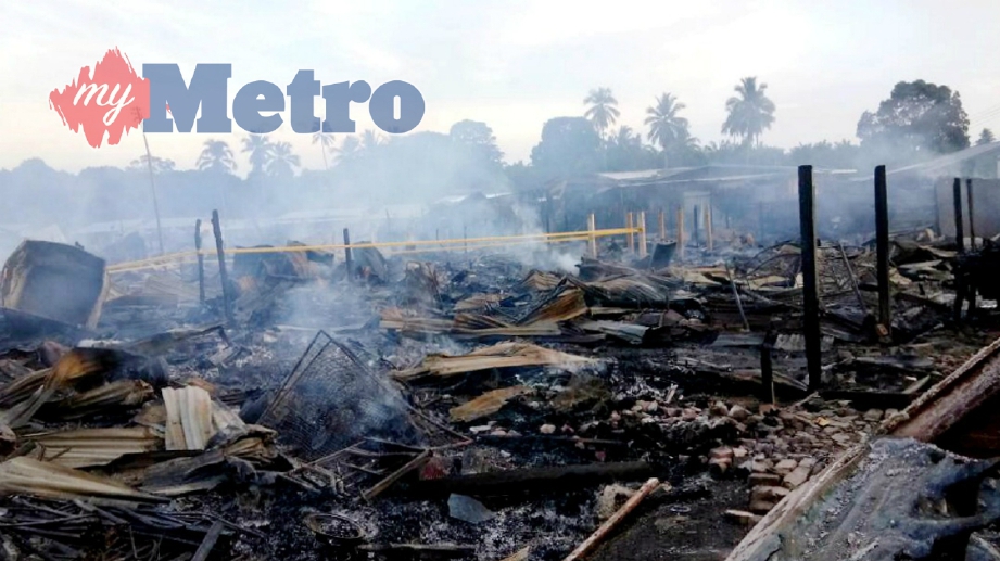 KEBAKARAN memusnahkan kira-kira 30 rumah papan yang mengakibatkan lebih 150 penduduk hilang tempat tinggal di Kampung Sarip, Lahad Datu. FOTO Ihsan Bomba