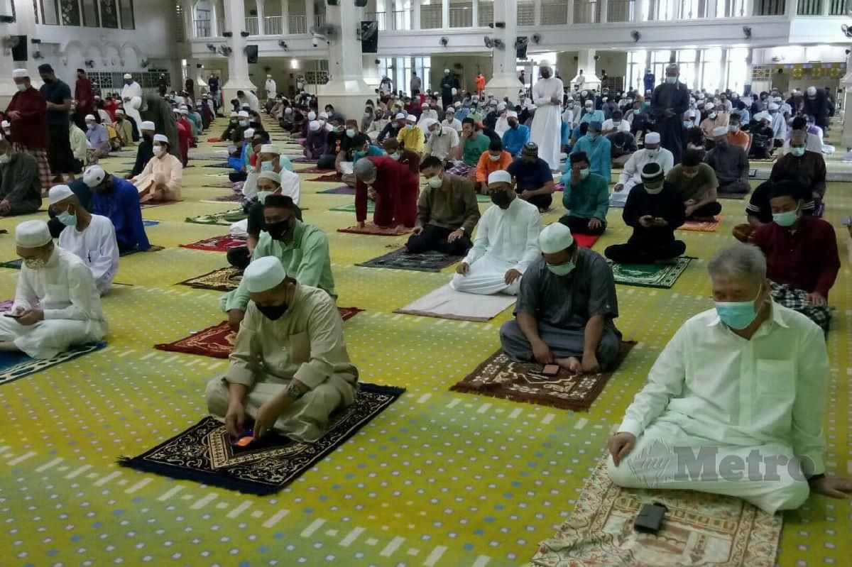 Sebahagian jemaah memenuhi dewan untuk menunaikan solat Jumaat di Masjid Al-Muktafi Billah Shah, hari ini. FOTO BAHAROM BAKAR