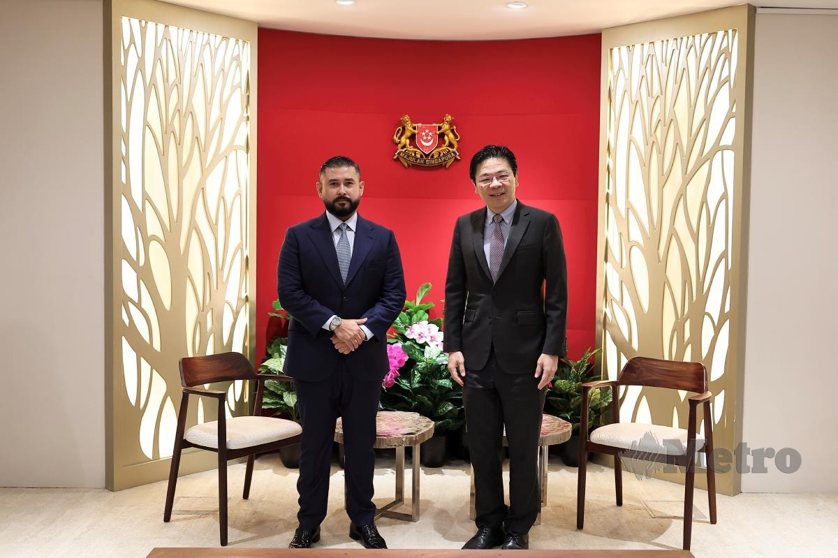 Tunku Mahkota Johor Tunku Ismail Sultan Ibrahim (kiri) berkenan bergambar bersama Timbalan Perdana Menteri Singapura Lawrence Wong merangkap Menteri Kewangan ketika mengadakan lawatan rasmi selama tiga hari ke Singapura hari ini. FOTO BERNAMA