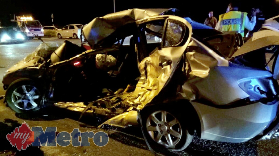KEADAAN kereta Proton Persona yang terbabit dalam kemalangan selepas dirempuh Toyota Hilux menyebabkan dua beranak maut di Simpang Jalan Bahagia, Jalan Kuala Baram- Bypass, Miri. FOTO Mohd Rizal Abdullah
