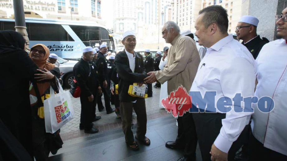 Zainal Rahim (memakai baju Melayu coklat muda) menyambut kumpulan pertama jemaah haji Malaysia yang tiba di Hotel Movenpick Madinah, kira-kira jam 10.45 pagi waktu tempatan Sabtu. FOTO Tuan Asri Tuan Hussein