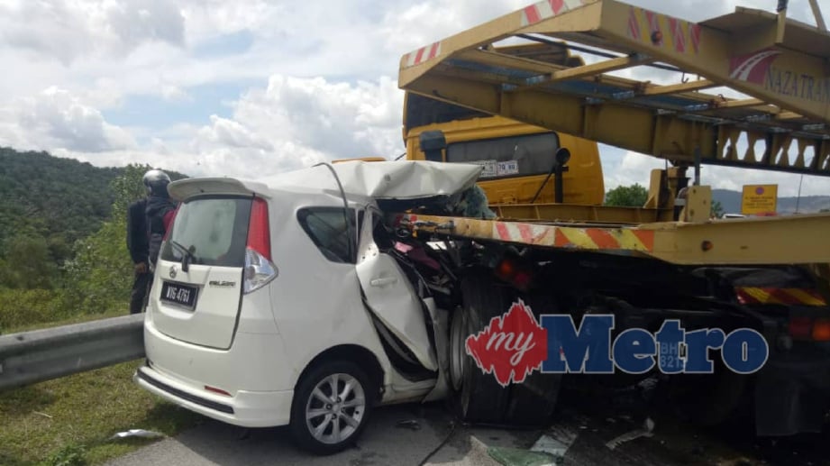 KEADAAN Perodua Alza selepas dirempuh treler dalam kemalangan di Kilometer 446,  Lebuhraya PLUS arah Kuala Lumpur dekat persimpangan Rawang Selatan, jam 12 tengah hari tadi. FOTO Ihsan pembaca
