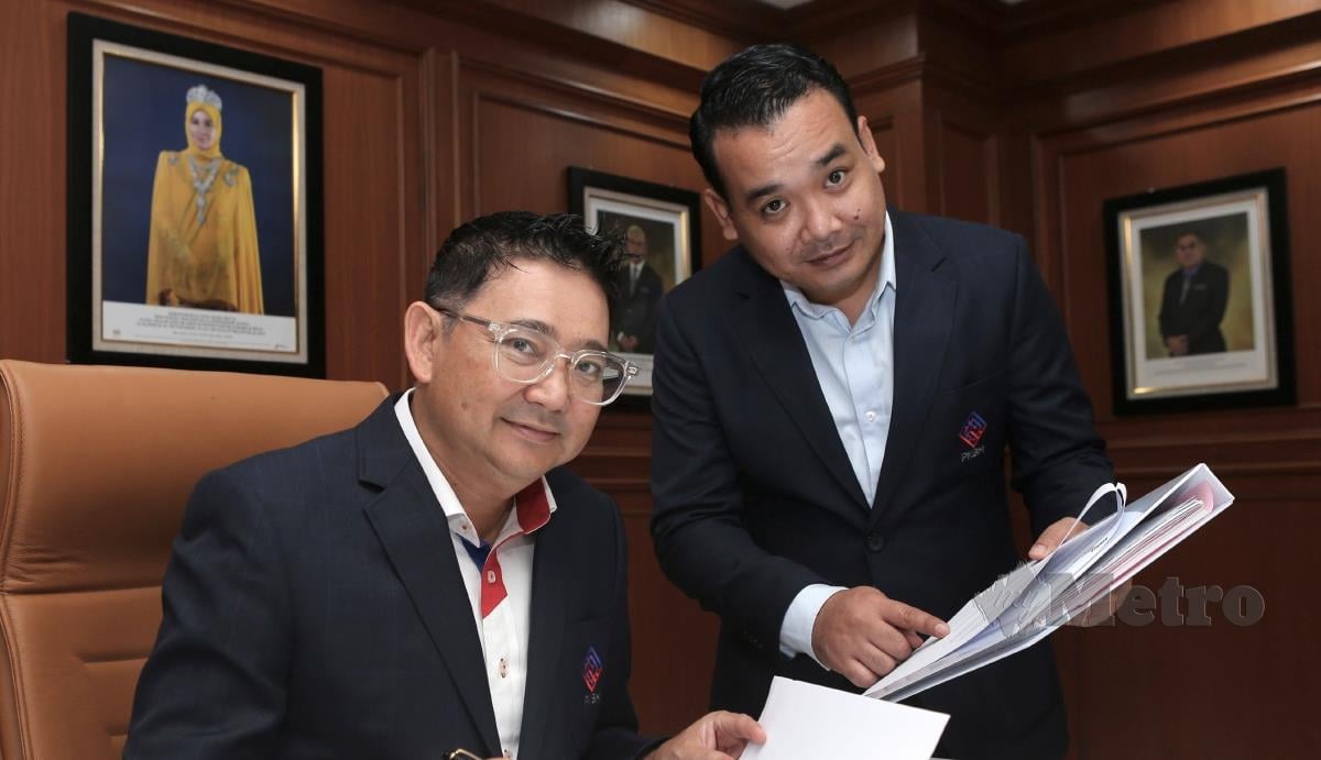 Setiausaha Agung Persatuan Kontraktor Bumiputera Malaysia, Ahmad Zaharani Yusof Omar (duduk) bersama Pegawai Khas Khairul Anuar Khahfi berbincang mengenai isu kenaikan harga barang yang melebihi 15 peratus di Menara Bank Rakyat. FOTO Amirudin Sahib