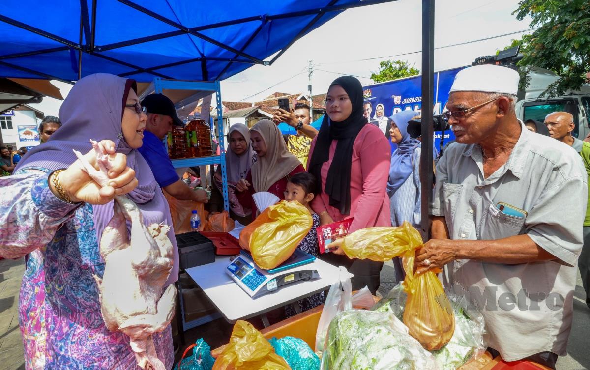  Timbalan Menteri Perdagangan Dalam Negeri dan Kos Sara Hidup Fuziah Salleh (kiri) menanyakan sesuatu kepada orang ramai yang hadir sempena Jualan Rahmah Bergerak Peringkat Negeri Kelantan di Laman Warisan Kampung Laut hari ini. FOTO BERNAMA
