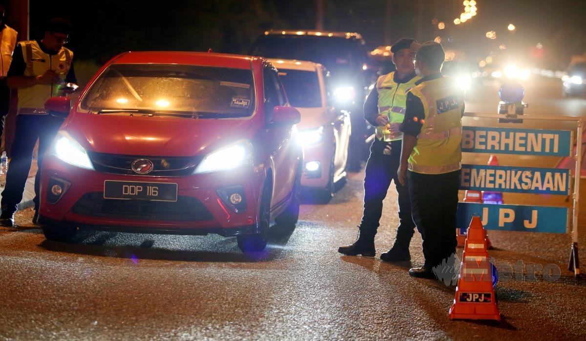 Anggota Jabatan Pengangkutan Jalan (JPJ) Kelantan menjalankan operasi bersepadu sempena Hari Raya Aidiladha (HRAA) 2022 di jejambat Jalan Pasir Hor-Kubang Kerian, di sini, malam tadi. FOTO NIK ABDULLAH NIK OMAR