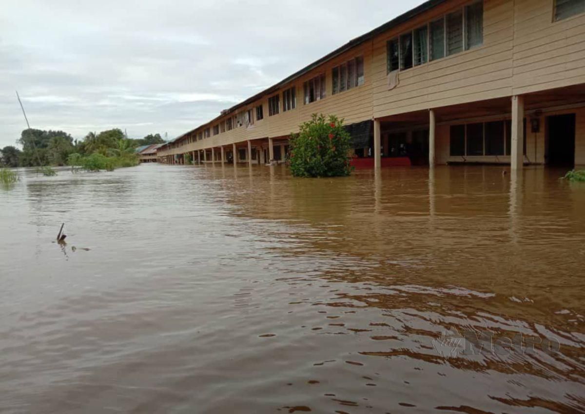 Keadaan Kampung Long Bemang yang dilanda banjir sejak empat hari lepas. FOTO ERIKA GEORGE 