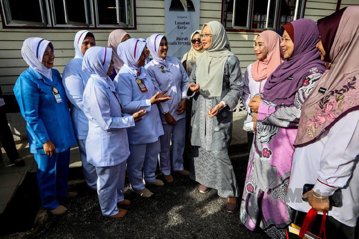 Menteri Kesihatan, Dr Zaliha Mustafa (tiga kanan) beramah mesra bersama jururawat  semasa mengadakan lawatan kerja ke Klinik Daif Kuala Terengganu di Klinik Desa Pulau Bahagia, Manir. Turut bersama, Pengarah Jabatan Kesihatan Terengganu, Datuk Dr Kasemani Embong (dua kanan). FOTO GHAZALI KORI