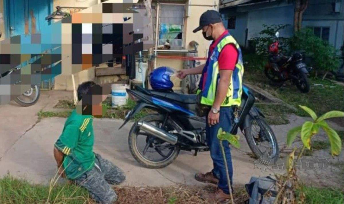 Lelaki yang ditahan polis bersama motosikal yang dilaporkan hilang sebelum ini ketika melakukan rondaan cegah jenayah di Jalan Kota Tanah. FOTO IHSAN PDRM