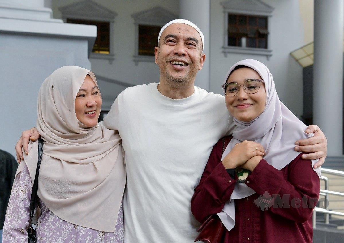Bekas penyampai radio, Ismahalil Hamzah (tengah) berpelukkan bersama isteri dan anaknya selepas dibebaskan oleh Mahkamah Tinggi hari ini daripada tuduhan mengedar dadah jenis kanabis seberat 374.6 gram dua tahun lalu. FOTO EIZAIRI SHAMSUDIN