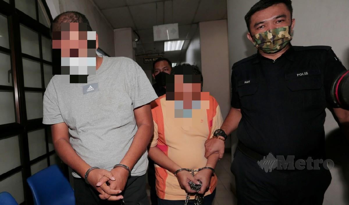 Dua lelaki antara lima individu yang ditahan reman berhubung kes penipuan haji furada di Mahkamah Majistret Johor Bahru, Johor. FOTO NUR AISYAH MAZALAN
